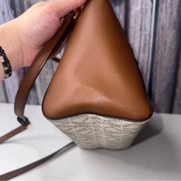 |EUC| MICHAEL KORS Sierra Vanilla Medium Leather Multi-Way Satchel - Picture 4 of 10